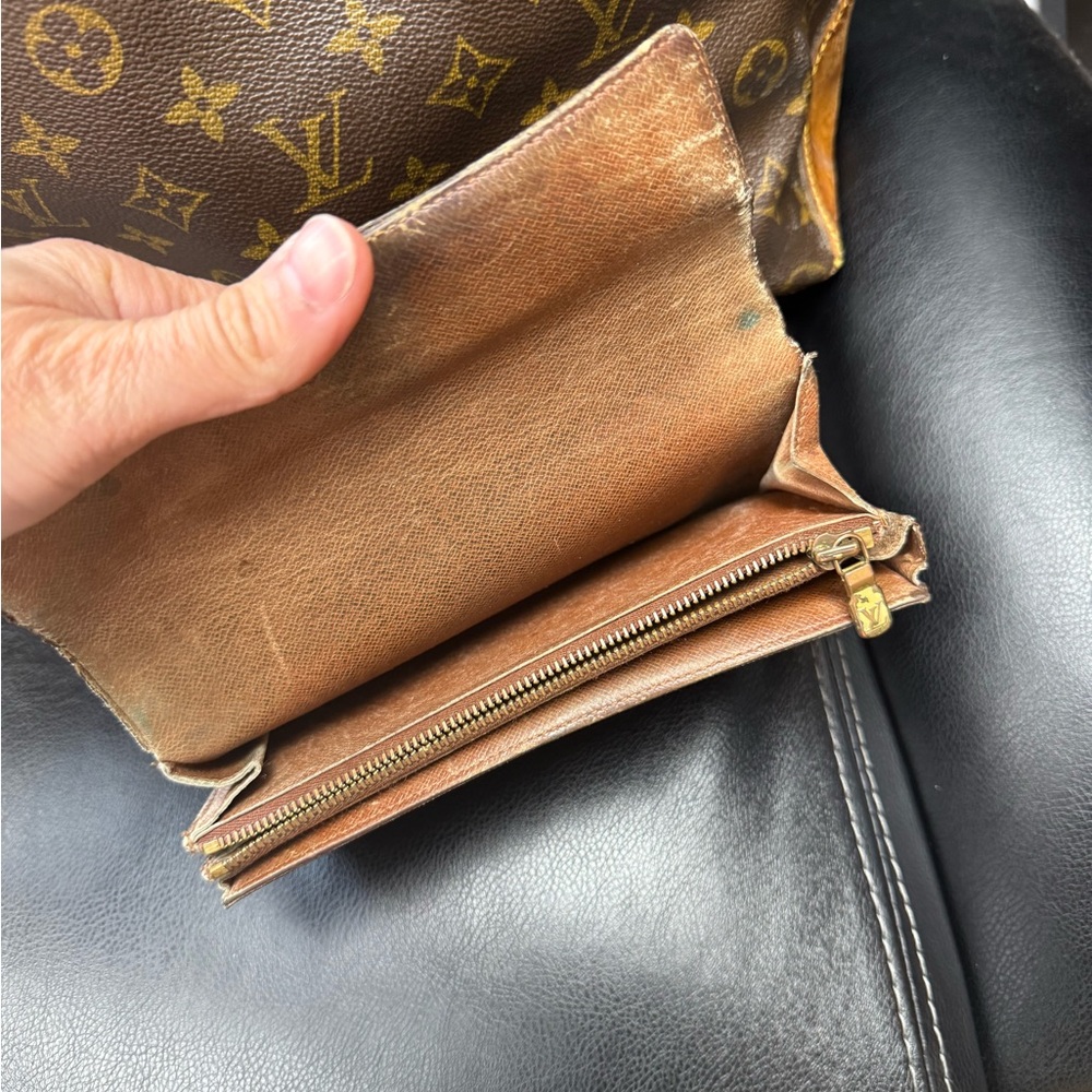 Louis Vuitton Monogram Tote in Brown with Tan Trim - Picture 3 of 9